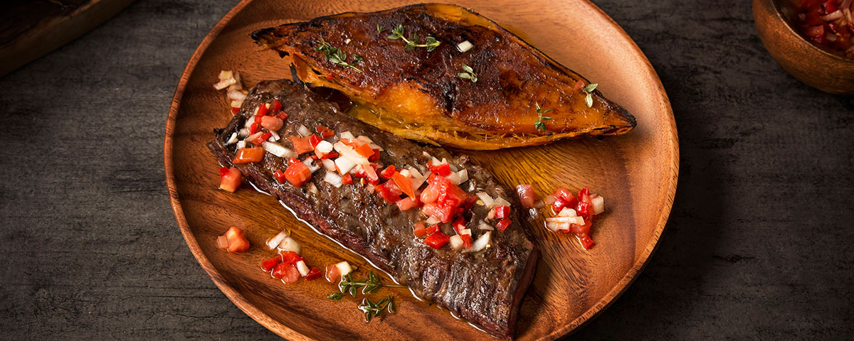 Entraña con salsa criolla