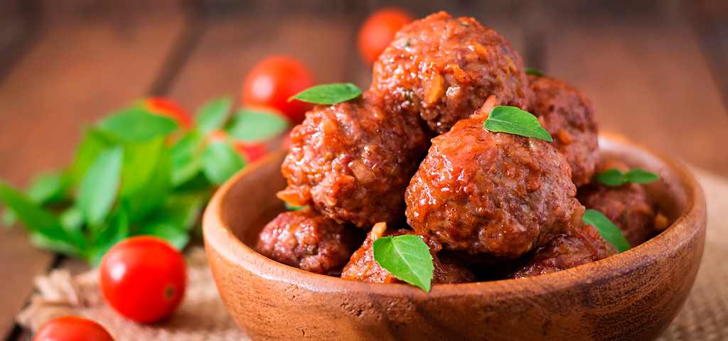 Albóndigas con tomate y albahaca